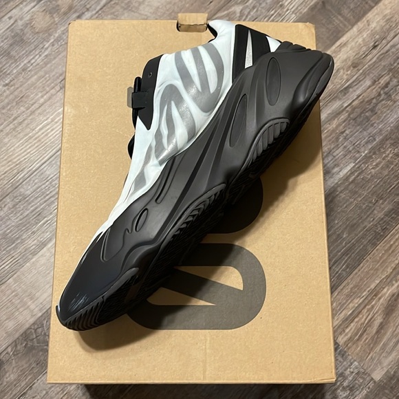 Yeezy Boost 700- Like New Size 10 - Picture 2 of 5